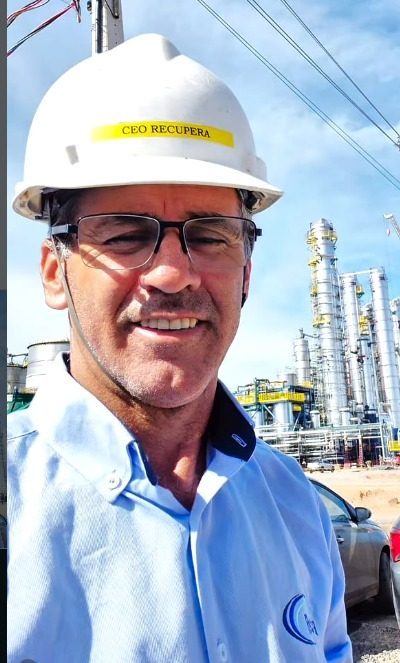 João Batista, fundador e CEO da Recupera, de capacete em frente a uma planta industrial
