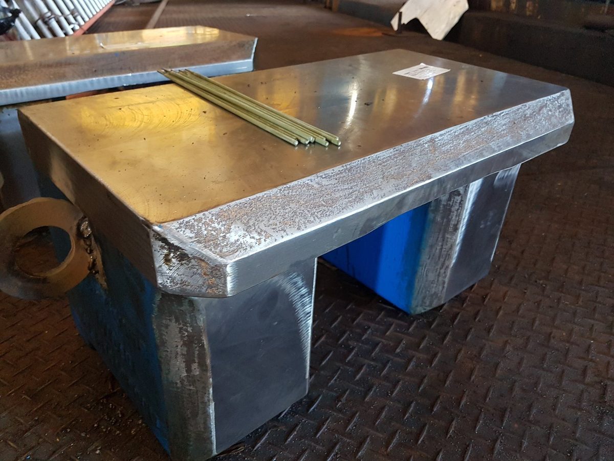 Mesa do pré-rolo usinada, com superfície fresada
